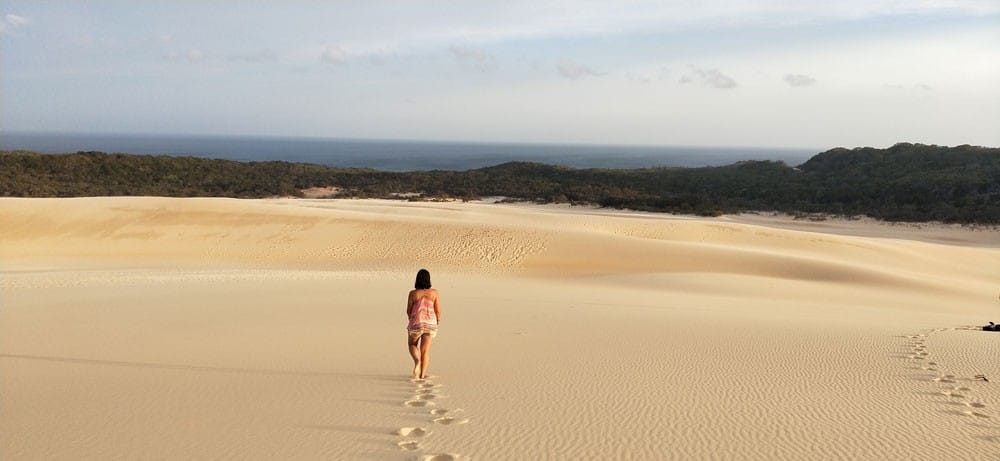 chica andando por la arena